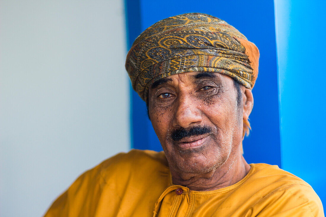 Porträt eines älteren omanischen Mannes mit Kopfbedeckung, der in die Kamera schaut, Wadi Tiwi, Oman, Naher Osten