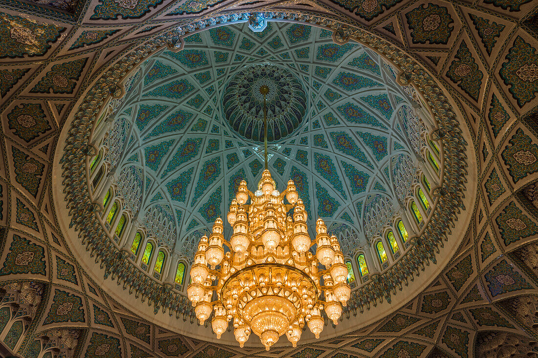 Kronleuchter in der Großen Qaboos-Moschee, Muscat, Oman, Naher Osten