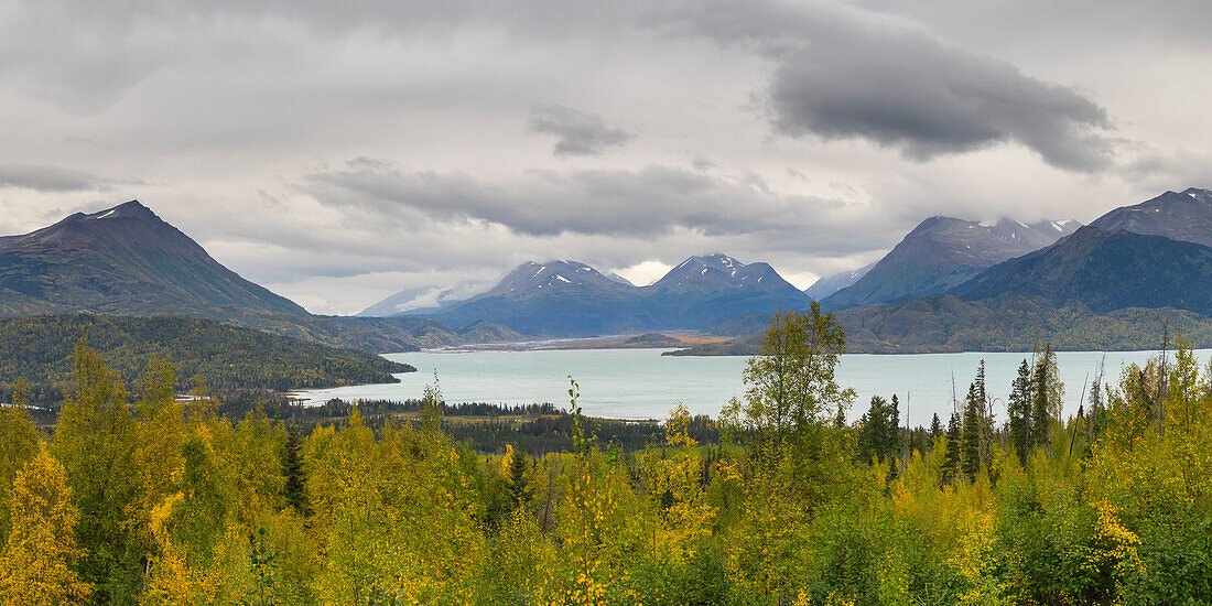 Skilak Lake mit Herbstlaub, nahe Cooper Landing, Kenai-Halbinsel, Alaska, Vereinigte Staaten von Amerika, Nordamerika