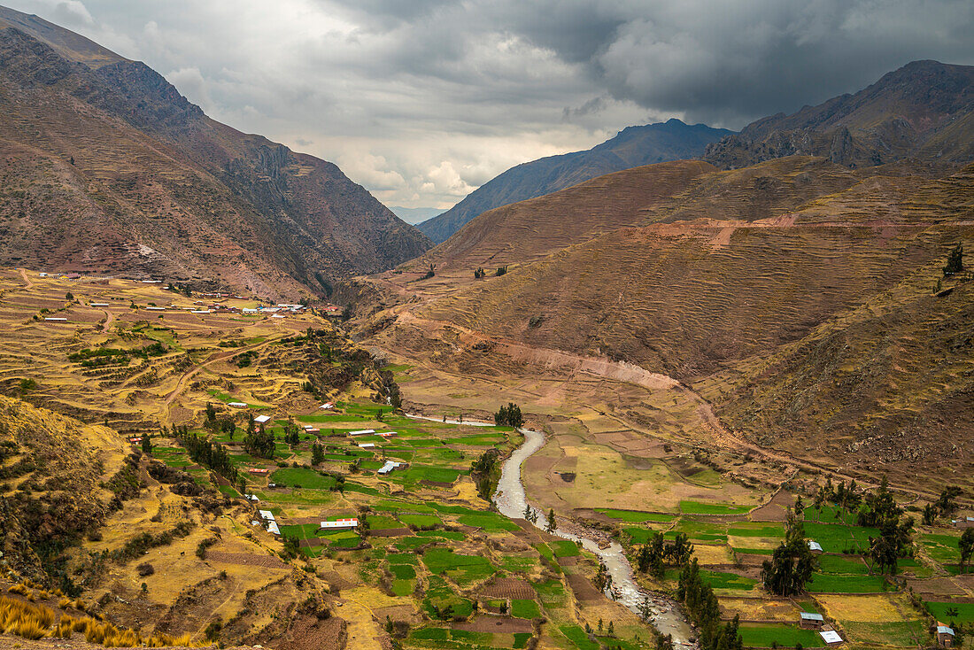 Landwirtschaftliche Felder in den Anden, bei Pitumarca, Cusco, Peru, Südamerika