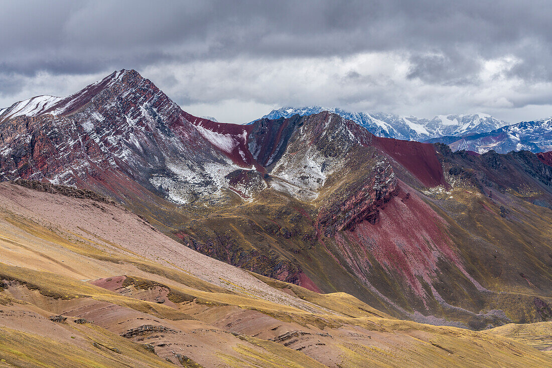 Berge in der Nähe des Regenbogenbergs (Vinicunca), Cusco, Peru, Südamerika