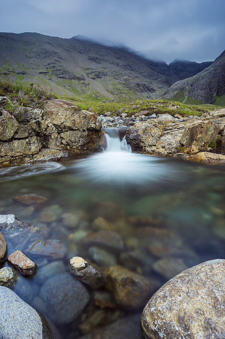 Wasserfall bei Fairy Pools, Isle of Skye, Innere Hebriden, Schottland, Vereinigtes Königreich, Europa