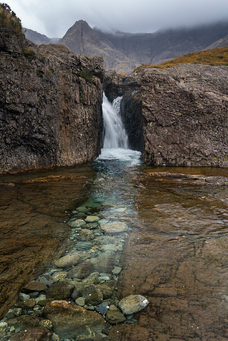 Wasserfall bei Fairy Pools, Isle of Skye, Innere Hebriden, Schottland, Vereinigtes Königreich, Europa