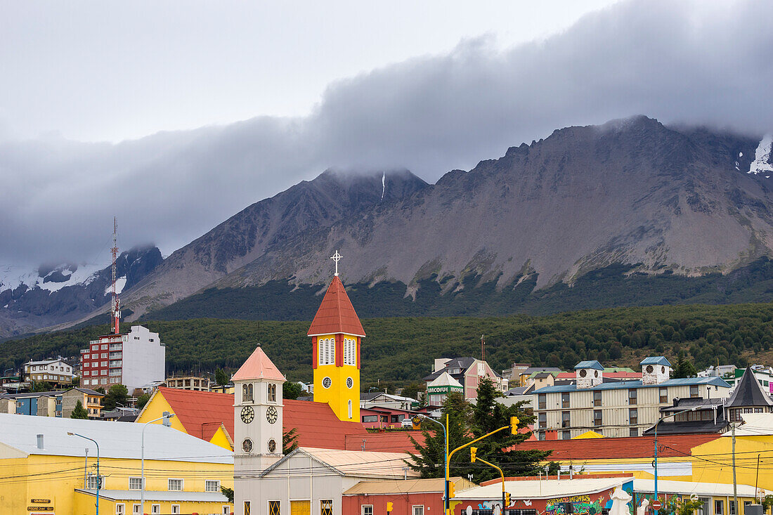 Kirche Nuestra Senora de la Merced vor einer Bergkulisse, Ushuaia, Patagonien, Argentinien, Südamerika