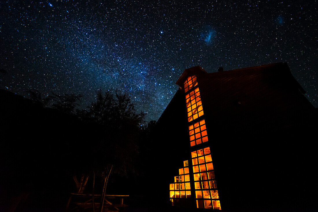 Milchstraße über Refugio Tinquilco, Huerquehue-Nationalpark, Pucon, Chile, Südamerika