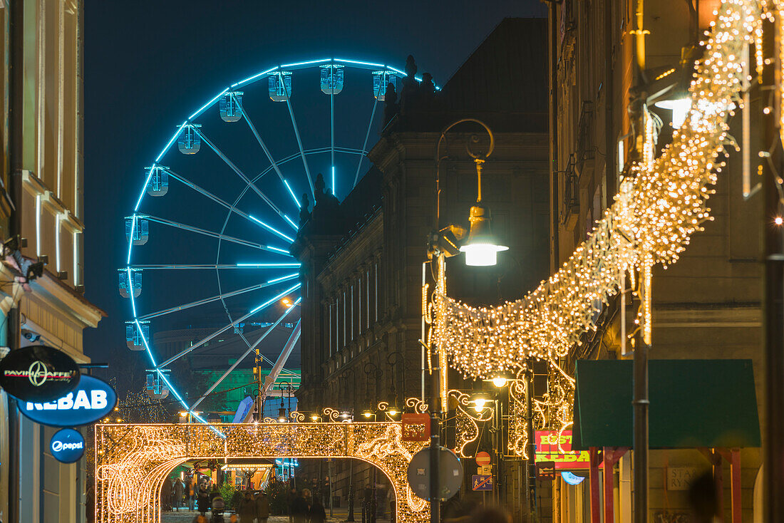 Riesenrad auf dem Weihnachtsmarkt in der Dämmerung, Poznan, Polen, Europa