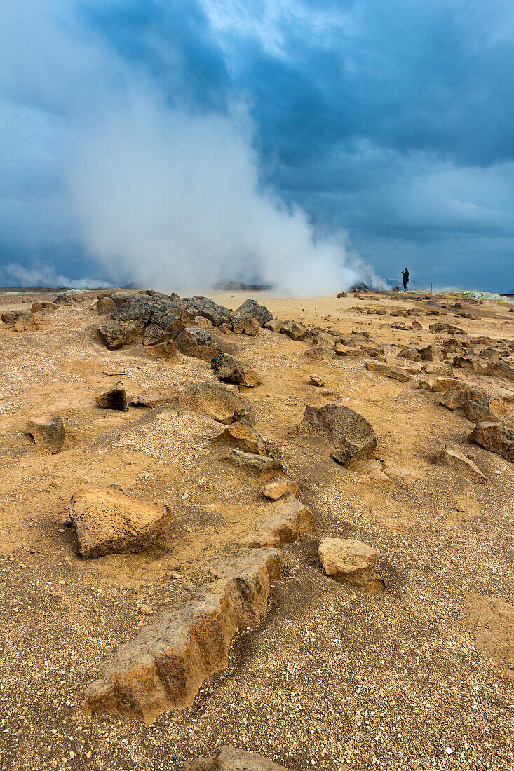 Rauchende Fumarole und Person, Namafjall Hverir, Island, Polarregionen
