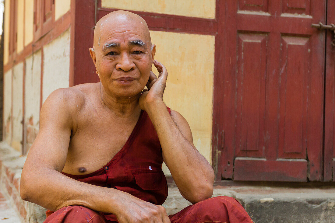 Älterer Mönch ruht sich vor dem Shwenandaw-Tempel aus, Mandalay, Myanmar (Birma), Asien
