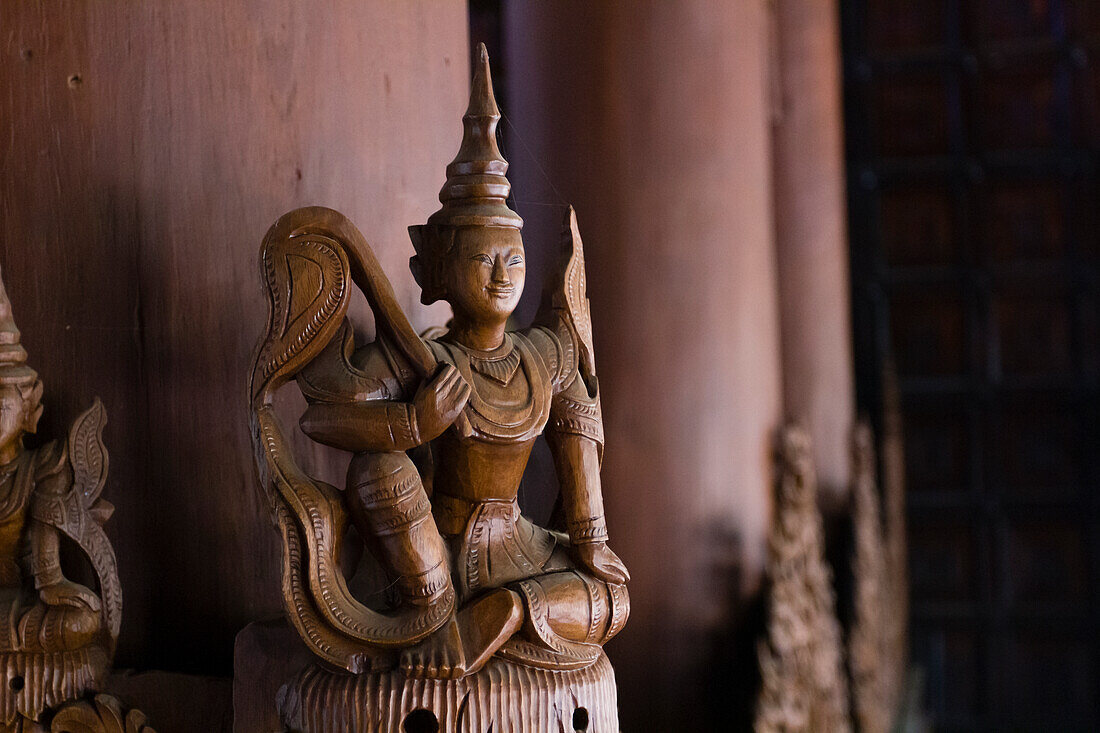 Dekoration einer hölzernen Buddha-Statue im Inneren eines Holztempels, Shwenandaw-Tempel, Mandalay, Myanmar (Burma), Asien