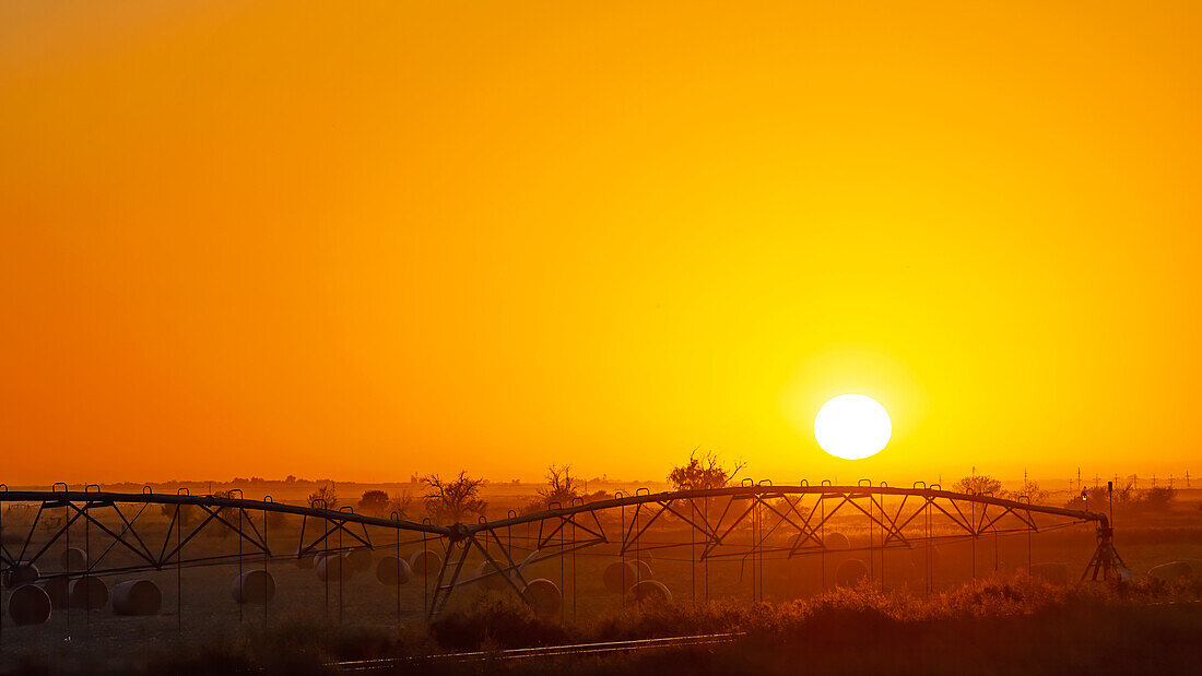 Erntebewässerung bei Sonnenuntergang, Oklahoma, Vereinigte Staaten von Amerika, Nordamerika