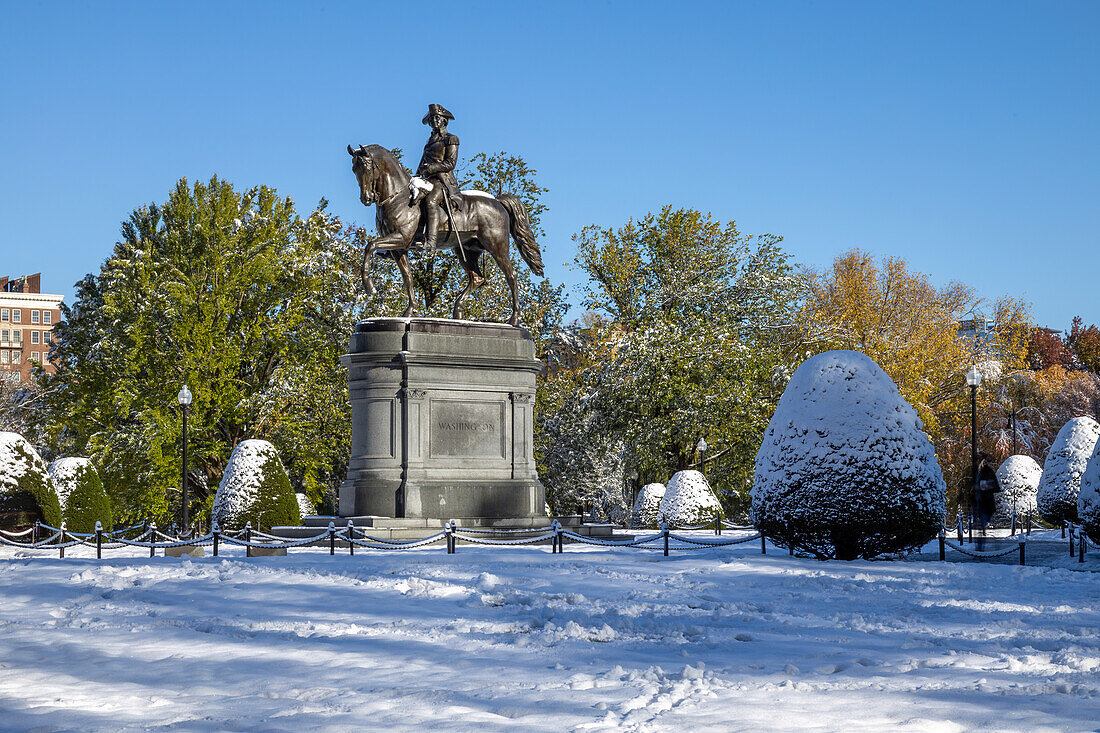 George Washington Statue in Boston's Public Garden im Winter Schnee, Boston, Massachusetts, New England, Vereinigte Staaten von Amerika, Nordamerika