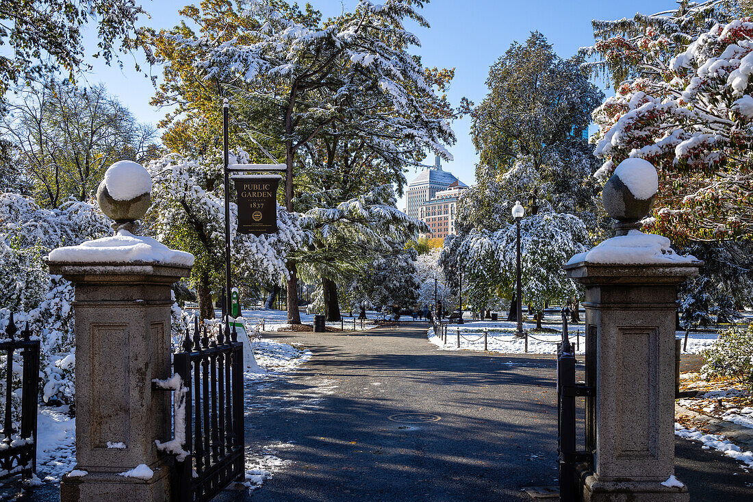 Eingang, Boston's Public Garden im Frühherbst Schnee, Boston, Massachusetts, New England, Vereinigte Staaten von Amerika, Nordamerika