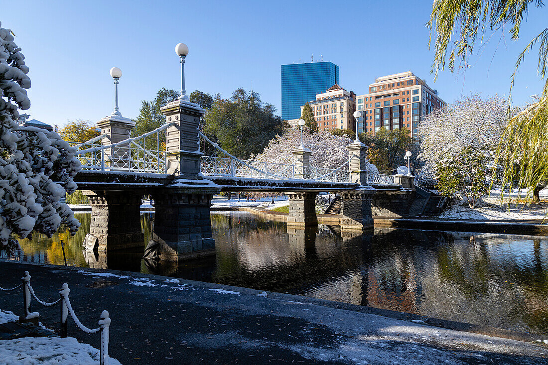 Scenic Bridge in Boston's Public Garden mit frühherbstlichem Schnee, Boston, Massachusetts, New England, Vereinigte Staaten von Amerika, Nordamerika