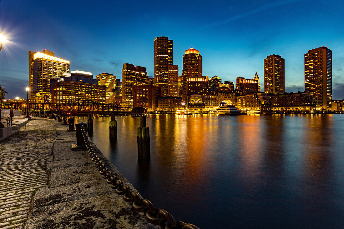 Boston Waterfront Skyline am Fan Pier, Boston, Massachusetts, Neuengland, Vereinigte Staaten von Amerika, Nordamerika