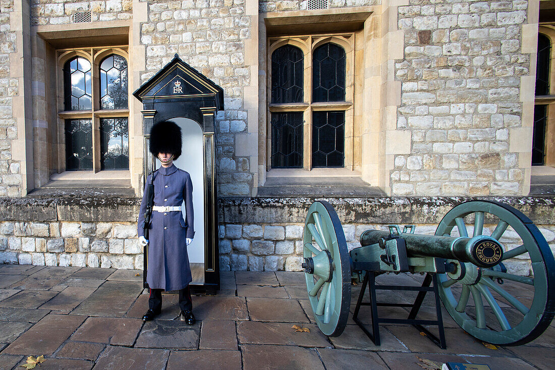 Wache vor den Kronjuwelen im Tower of London, UNESCO-Weltkulturerbe, London, England, Vereinigtes Königreich, Europa