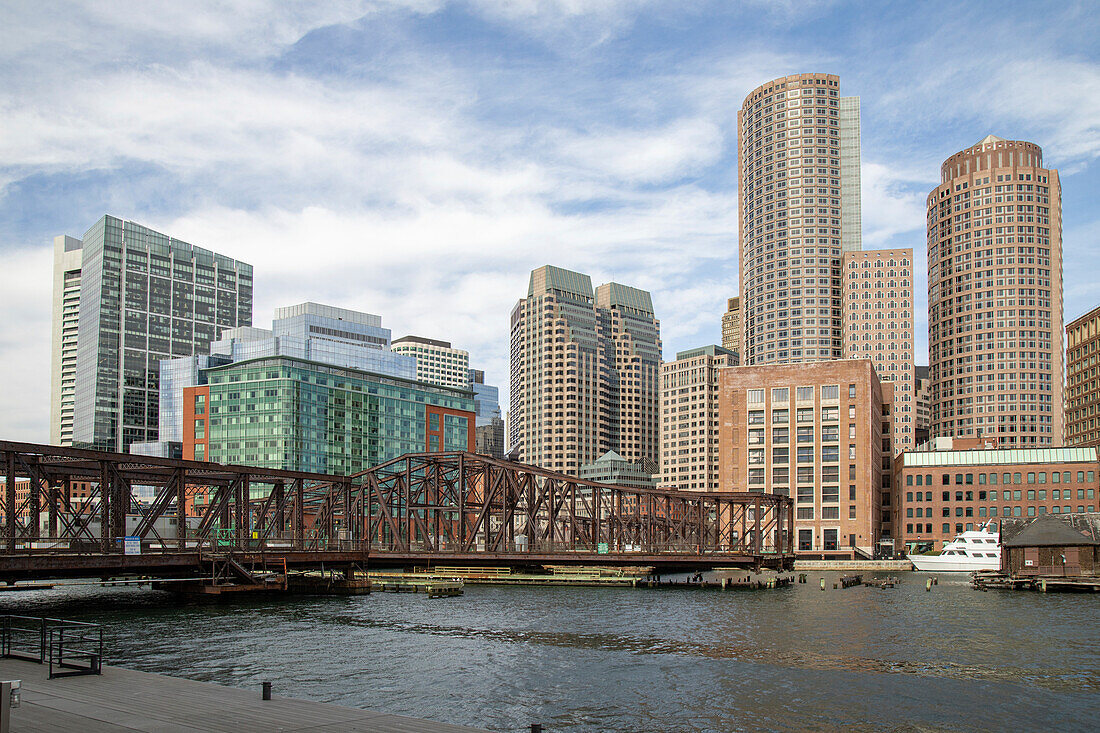 Boston Waterfront mit Old Bridge, Boston, Massachusetts, Neuengland, Vereinigte Staaten von Amerika, Nordamerika