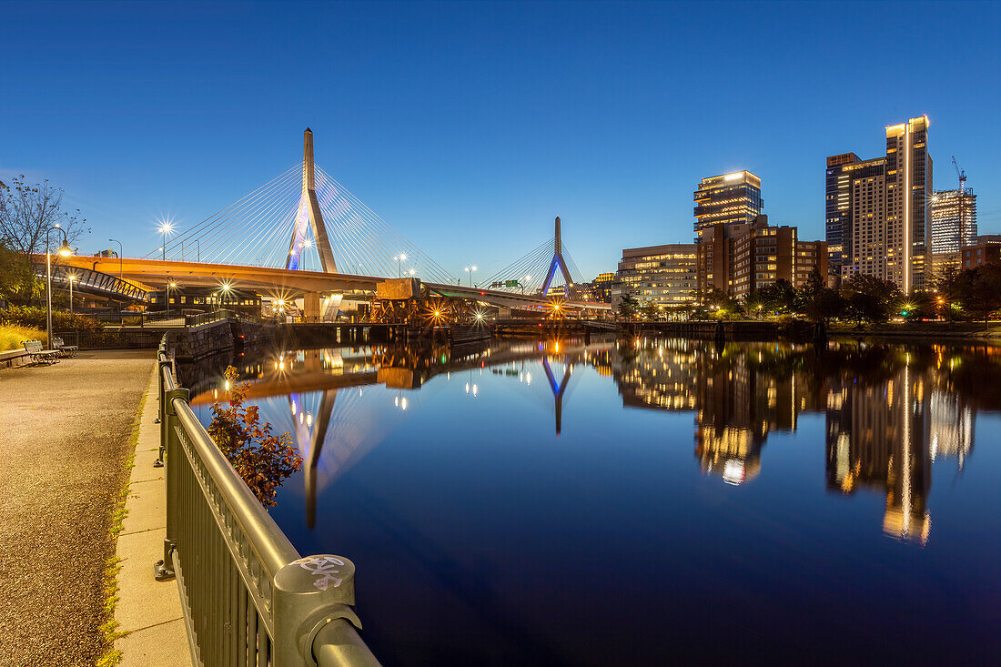 Zakim Bunker Hill Bridge Reflection Walkway, Boston, Massachusetts, Neuengland, Vereinigte Staaten von Amerika, Nordamerika