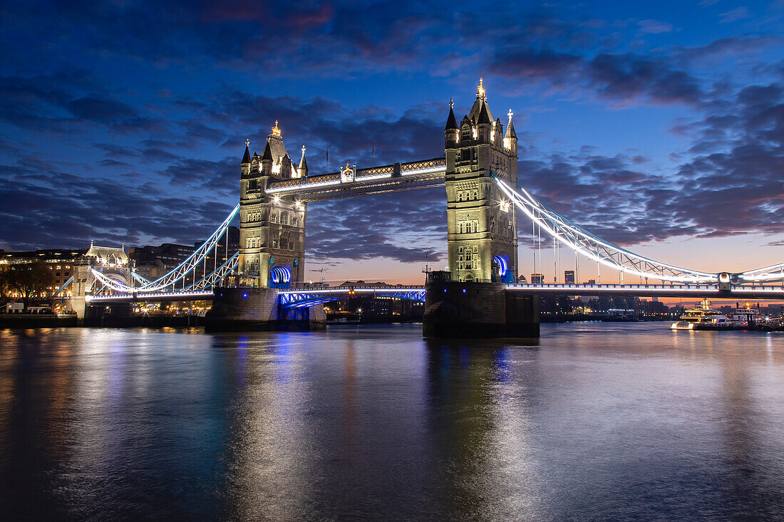 Tower Bridge und Themse bei Tagesanbruch, London, England, Vereinigtes Königreich, Europa