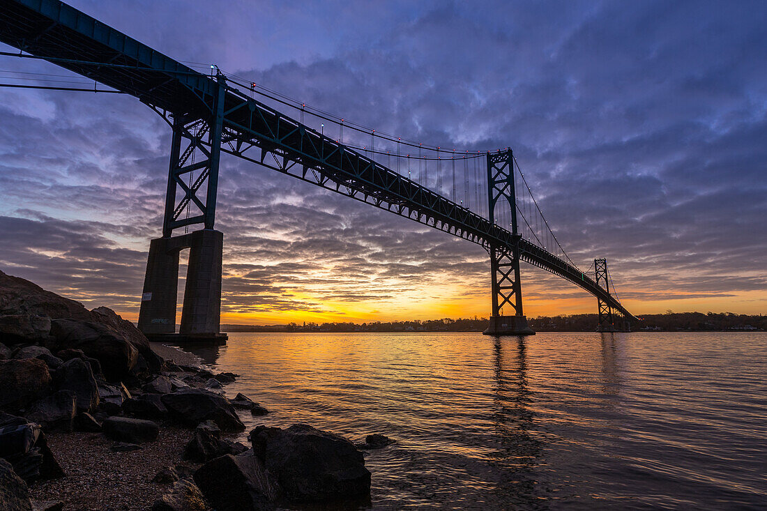 Mount Hope Bridge bei Sonnenaufgang, Bristol, Rhode Island, Neuengland, Vereinigte Staaten von Amerika, Nordamerika