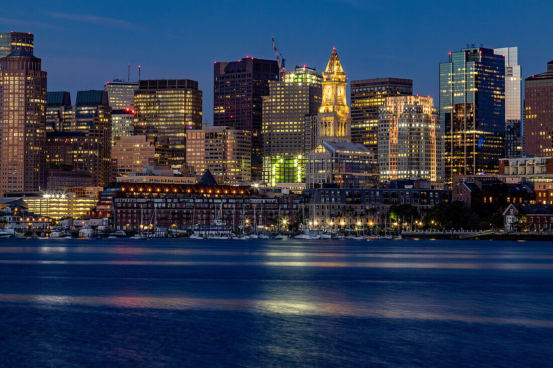 Boston Skyline Waterfront in Lichtern, Boston, Massachusetts, Neuengland, Vereinigte Staaten von Amerika, Nordamerika