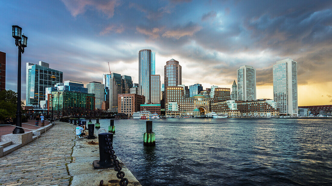 Boston Waterfront Skyline und stürmischer Himmel, Boston, Massachusetts, New England, Vereinigte Staaten von Amerika, Nordamerika