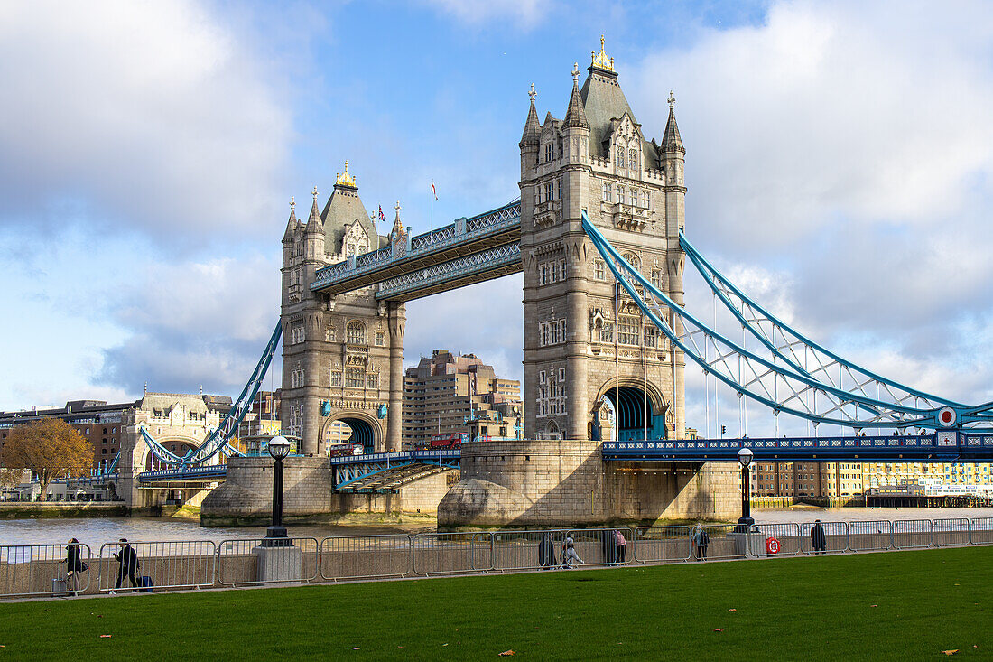 Tower Bridge am Morgen, London, England, Vereinigtes Königreich, Europa