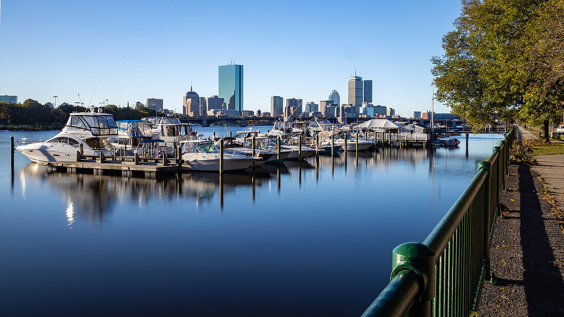 Boston Skyline mit Booten im Hafen, Boston, Massachusetts, Neuengland, Vereinigte Staaten von Amerika, Nordamerika
