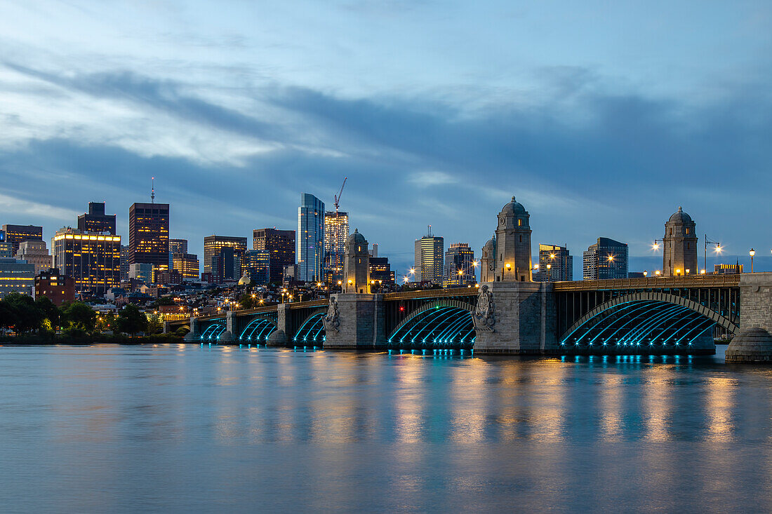 Longfellow Bridge in der Morgendämmerung, Boston, Massachusetts, Neuengland, Vereinigte Staaten von Amerika, Nordamerika