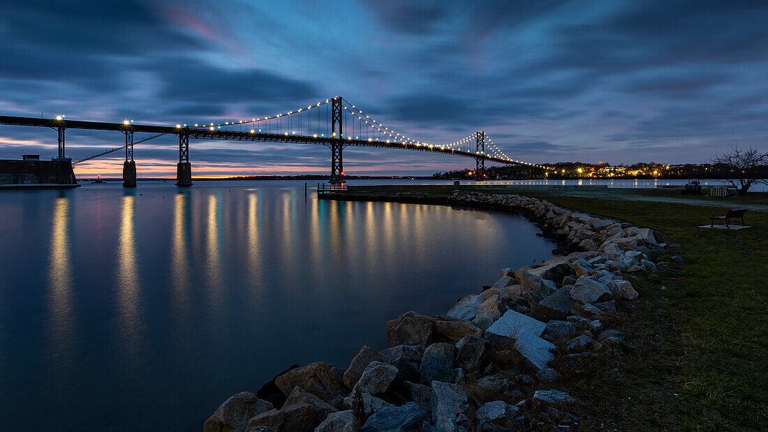 Mount Hope Bridge von Bristol Town Common, Rhode Island, Neuengland, Vereinigte Staaten von Amerika, Nordamerika