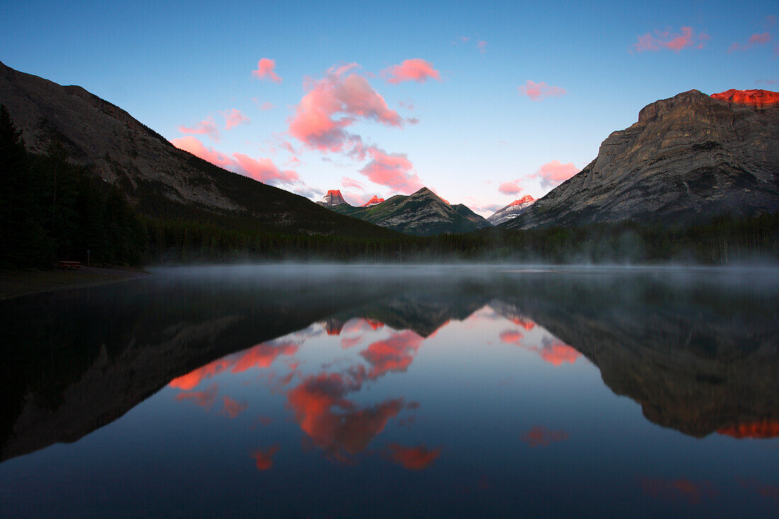 Morgendämmerung am Wedge Pond, Kananaskis Country, Alberta, Rocky Mountains, Kanada, Nordamerika