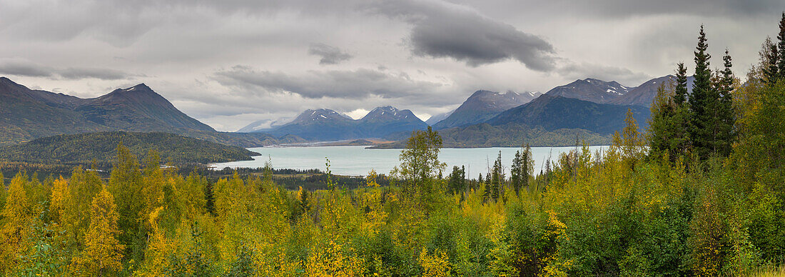 Skilak Lake mit Herbstlaub, nahe Cooper Landing, Kenai-Halbinsel, Alaska, Vereinigte Staaten von Amerika, Nordamerika