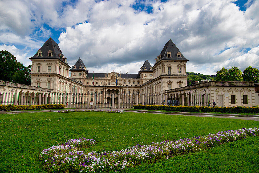 Das Schloss Valentino unter bewölktem Himmel, Turin, Piemont, Italien, Europa