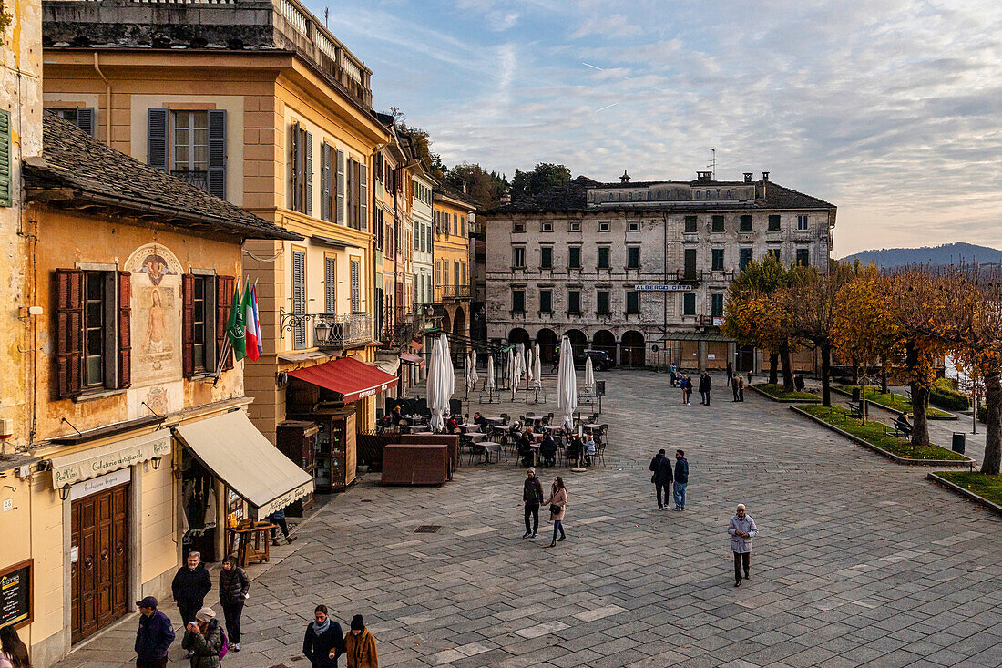 Piazza Motta an einem Herbstnachmittag, Orta, Orta-See, Bezirk Novara, Italienische Seen, Piemont, Italien, Europa