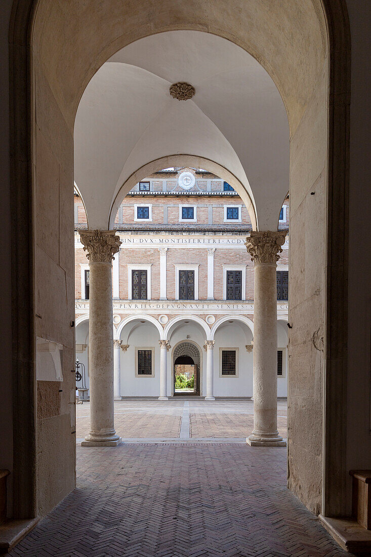 Der Ehrenhof, Palazzo Ducale, Urbino, Bezirk Urbino und Pesaro, Marken, Italien, Europa