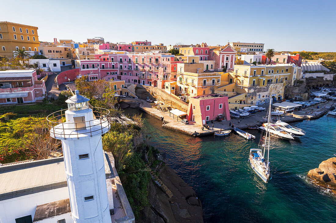 Bunte Häuser von Ventotene und der römische Hafen im Sonnenschein, Pontinische Inseln, Tyrrhenisches Meer, Provinz Latina, Latium, Italien, Europa