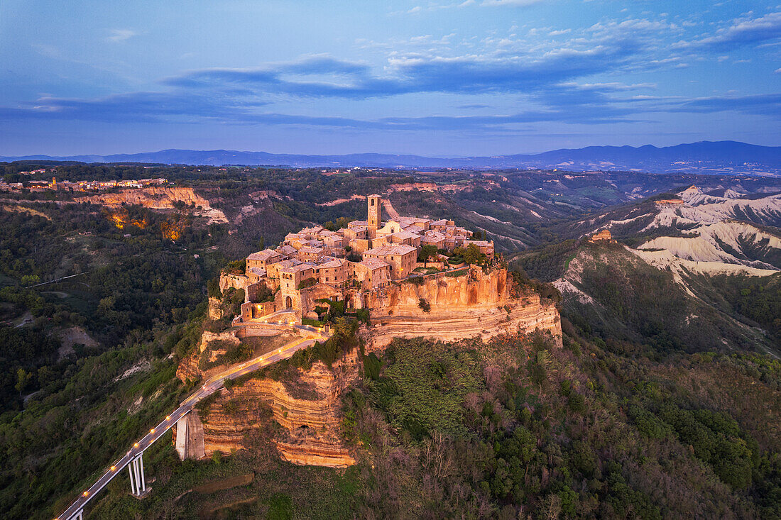 Luftaufnahme des mittelalterlichen Dorfes Civita di Bagnoregio in der Abenddämmerung, Provinz Viterbo, Latium (Lazio), Italien, Europa