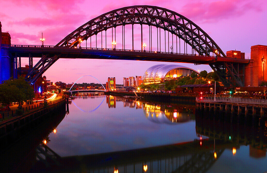 Tyne-Brücke in der Abenddämmerung, Newcastle-upon-Tyne, Tyne and Wear, England, Vereinigtes Königreich, Europa