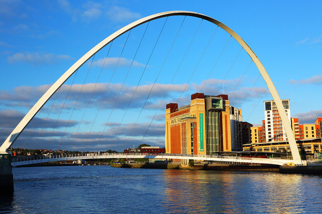 Gateshead Millennium Bridge, Newcastle-upon-Tyne, Tyne and Wear, England, Vereinigtes Königreich, Europa