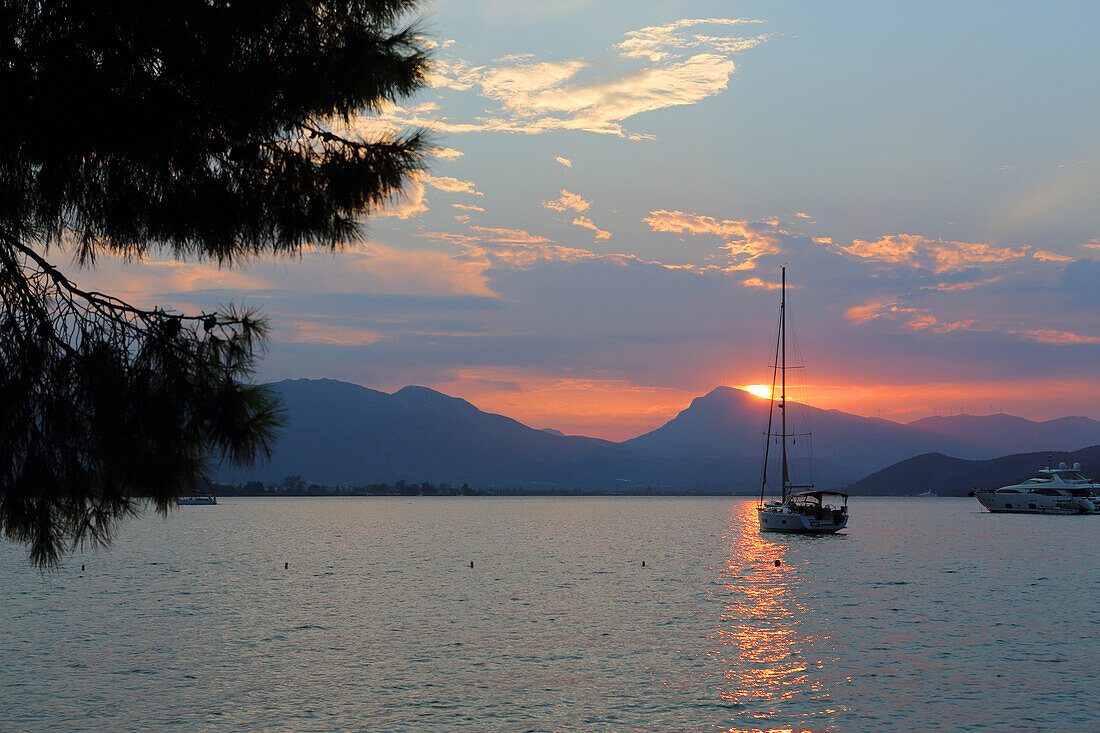 Sonnenuntergang auf der Insel Poros, Saronischer Golf, Griechische Inseln, Griechenland, Europa