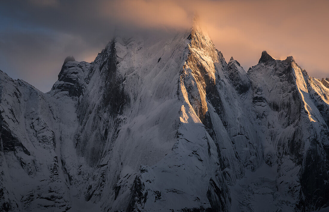 Nord- und Nordwestwand der beeindruckenden und ikonischen Granitwand in den Schweizer Alpen, Pizzo Badile, Schweiz, Europa