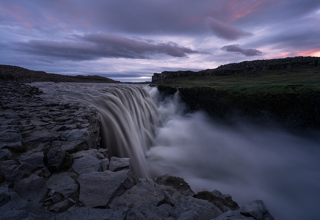 Dettifoss Wasserfall im nördlichen Teil von Island, dem Land aus Eis und Feuer, Island, Polarregionen