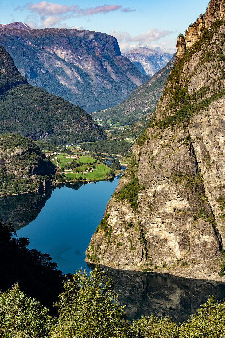 Aurlandsdalen, mit dem See Vassbygdi und dem Aurlandsfjord in der Ferne, Teil des Sognefjords, Norwegen, Skandinavien, Europa