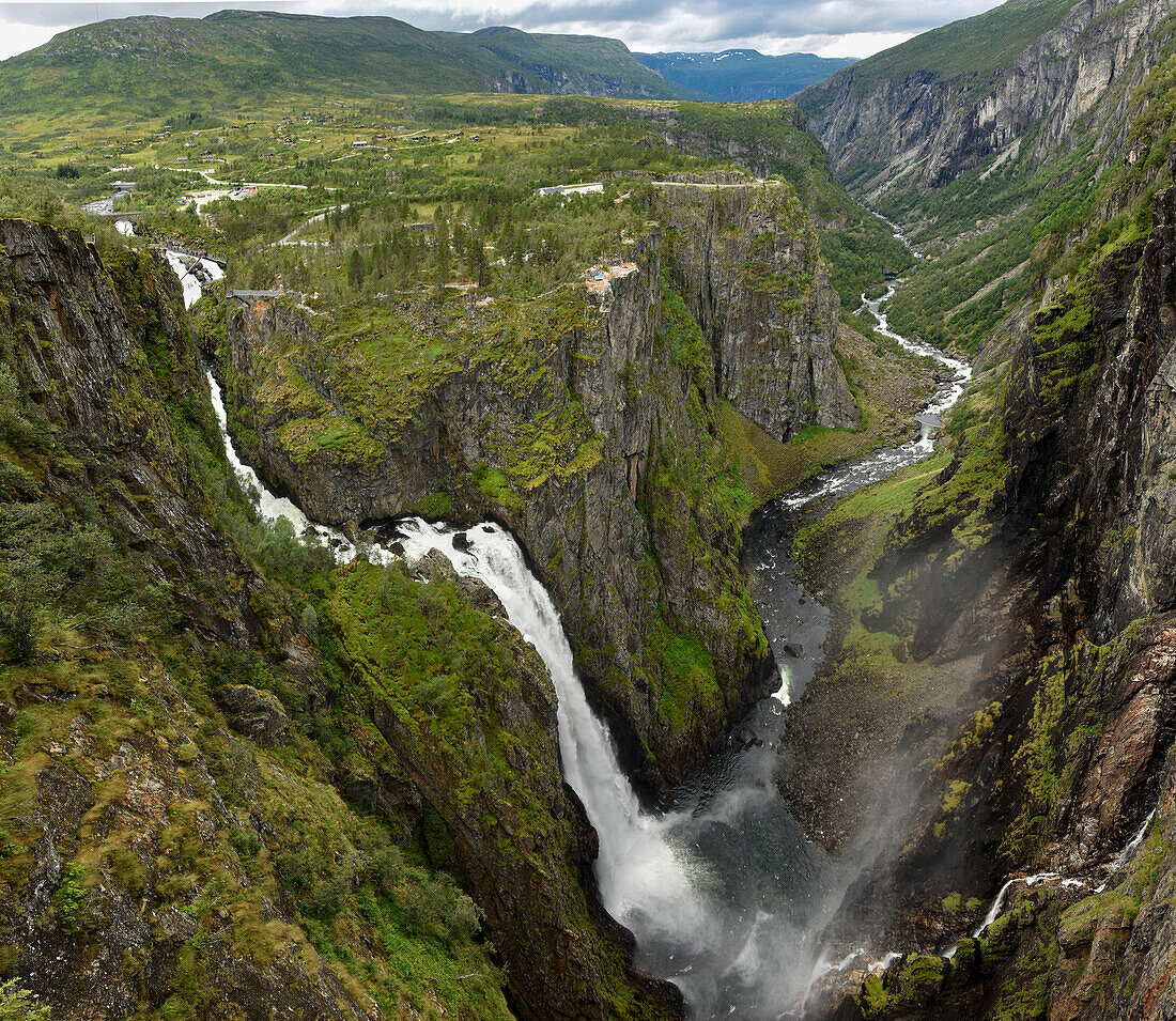 Voringsfossen, mit 165m Fallhöhe, über dem Dorf Eidfjord, Hardangerfjord, Norwegen, Skandinavien, Europa