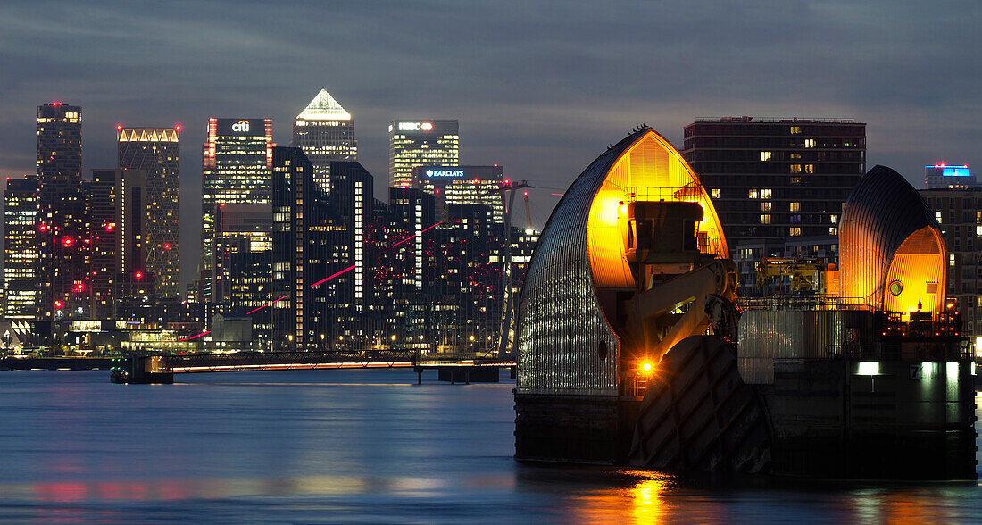 Canary Wharf, Docklands und Themse-Sperrwerk in der Abenddämmerung, London, England, Vereinigtes Königreich, Europa