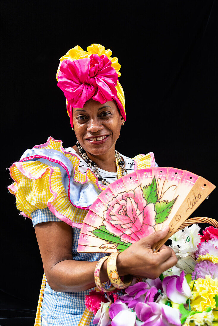 Buntes Blumenmädchen mit Kopfschmuck, Fächer und Korb, Havanna, Kuba, Westindien, Karibik, Mittelamerika