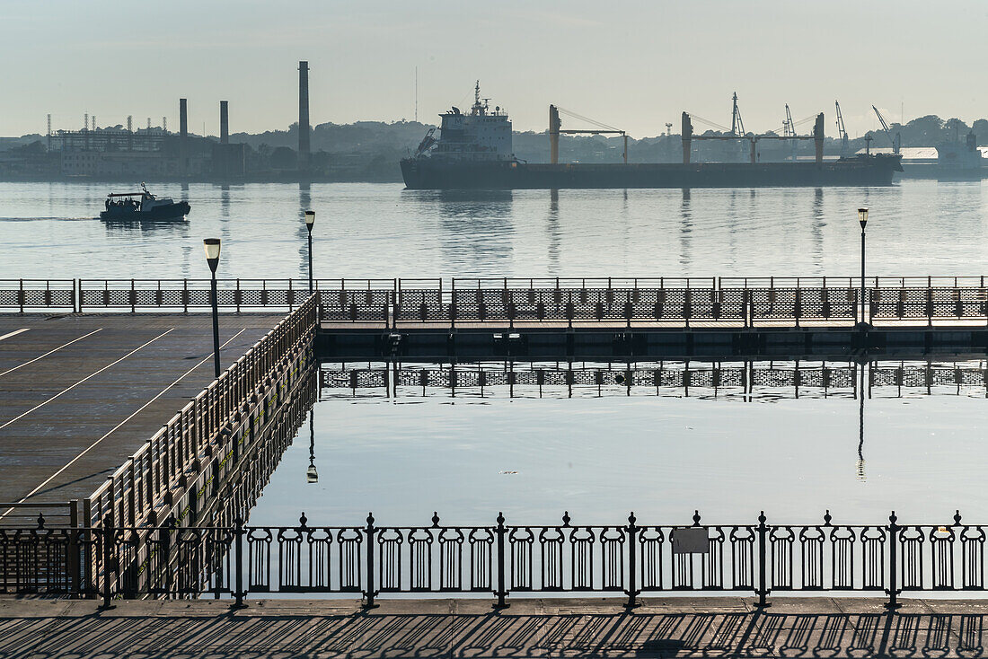 Symmetrische Muster von Geländern, einem Boot, einem Schiff und Kränen im Hafen von Havanna, Havanna, Kuba, Westindische Inseln, Karibik, Mittelamerika