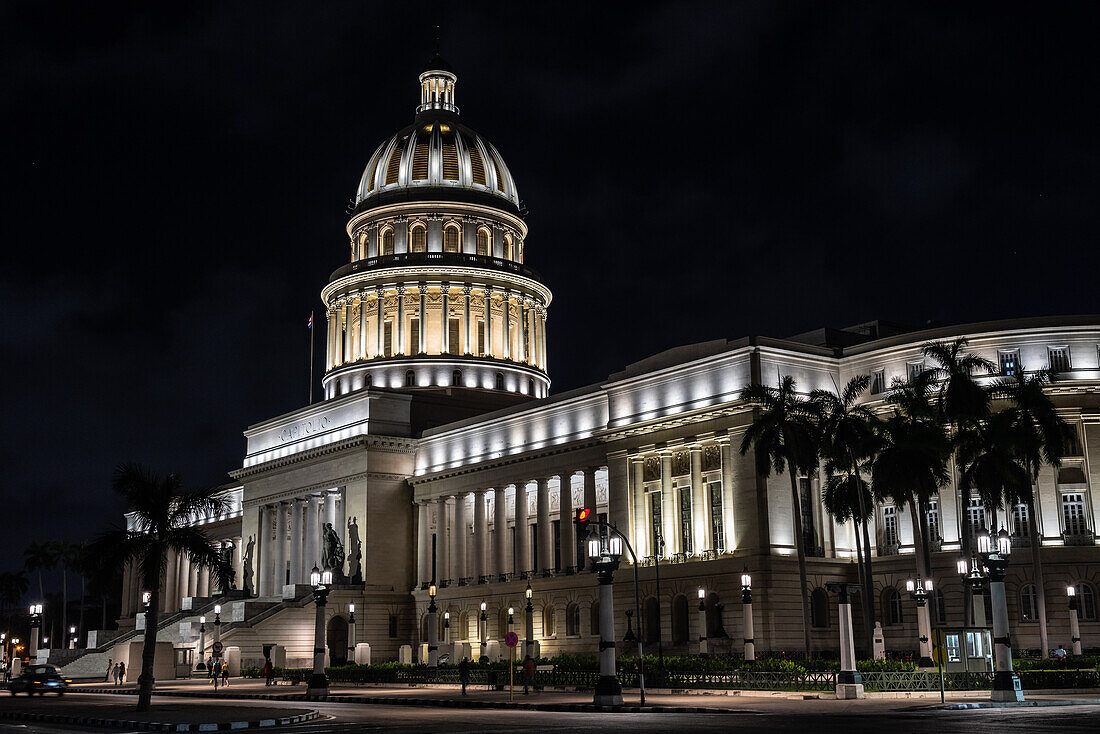 El Capitolio bei Nacht beleuchtet, ehemaliges Kongressgebäude aus den 1920er Jahren, Havanna, Kuba, Westindische Inseln, Karibik, Mittelamerika