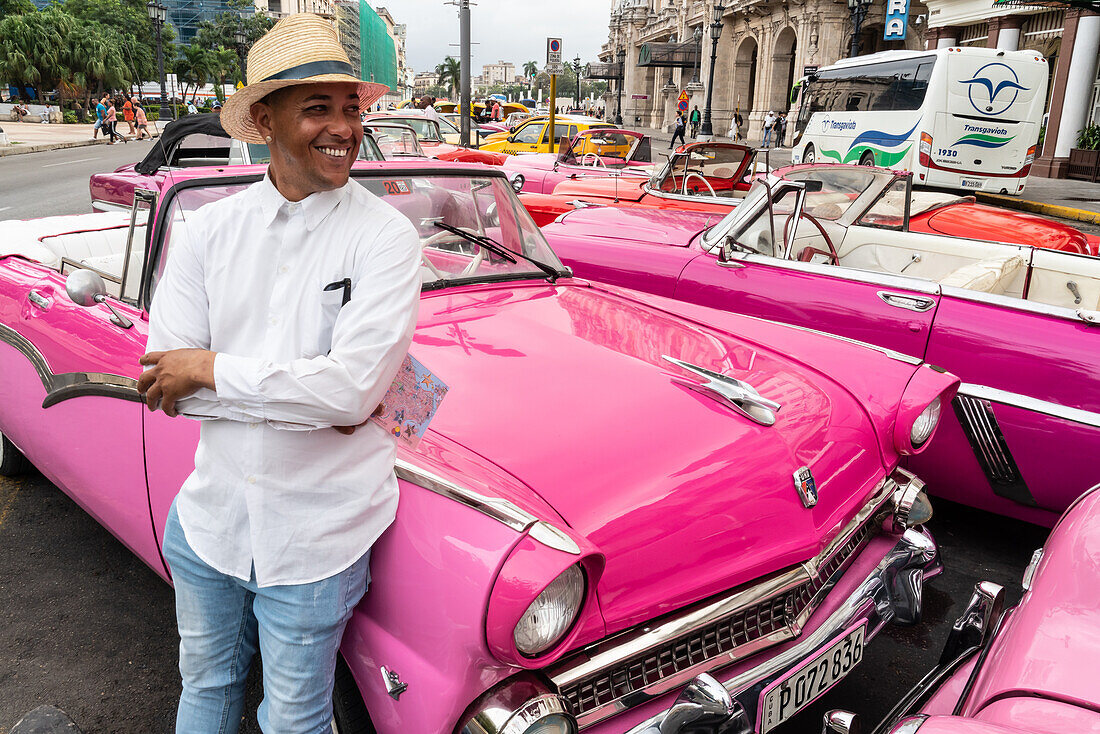 Taxifahrer inmitten vieler geparkter Oldtimer, Havanna, Kuba, Westindische Inseln, Karibik, Mittelamerika