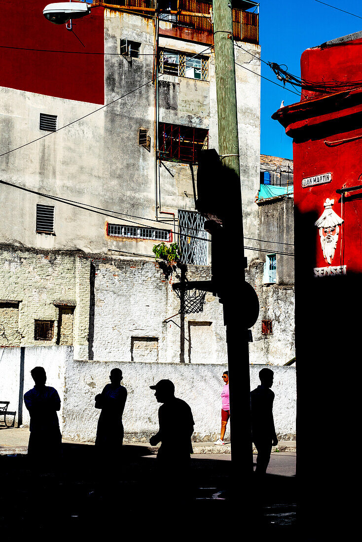 Silhouettierte Figuren vor farbenfrohen Gebäuden, Basketballkorb an Straßenecke, San Martin, Alt-Havanna, Kuba, Westindien, Karibik, Mittelamerika