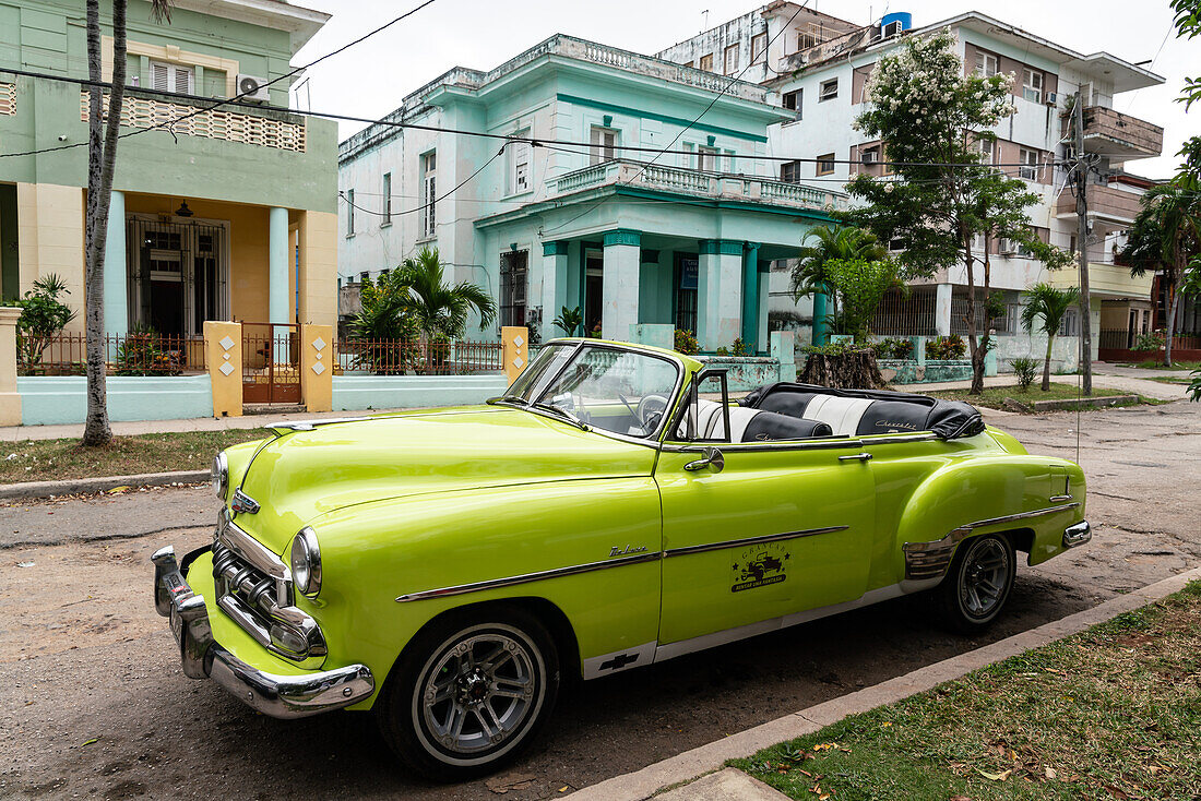 Grüner Chevrolet Oldtimer mit offenem Verdeck in einem Vorort, Havanna, Kuba, Westindien, Karibik, Mittelamerika